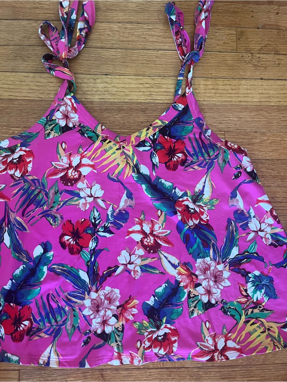 🌺 Vine & Love Floral Tank Top – Size Medium 🌺